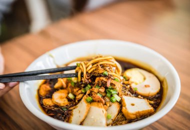 Yumuşak odak el makarna yemek Çin yemek çubukları ile