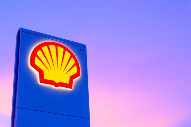 Chachoengsao, Tayland - 28 Ocak 2018: Shell benzin istasyonu logo mavi gökyüzü arka plan günbatımı sırasında. Hollanda Kraliyet Shell Avustralya Shell perakende operasyonlarını Hollanda şirketi Vitol 2014 yılında satılan