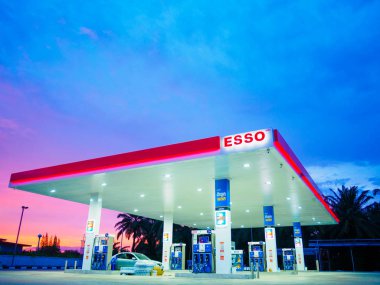 Krabi, Tayland - 1 Eylül 2017: Esso benzin istasyonu. Esso benzin istasyonları ve benzin, dizel, motor yağı, hediye kartları, kredi kartları ve daha fazlası dahil olmak üzere ürünleri