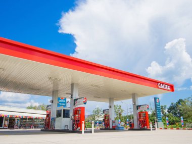 Trang, Tayland - 2 Eylül 2017: Caltex benzin istasyonu mavi gökyüzü arka plan. Caltex Chevron Corporation 60'tan fazla ülkede kullanılan bir petrol marka adı nedir.