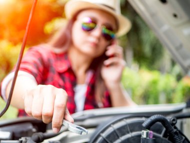 Üzgün kadın arabayı düzeltmek değil. Tamir ve garaja telefon arama için anahtar tutan el ve onarım yardım istedi.