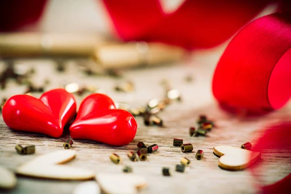 Stile Vintage Cuori Rossi Con Cuori Legno Uno Sfondo Legno — Foto Stock