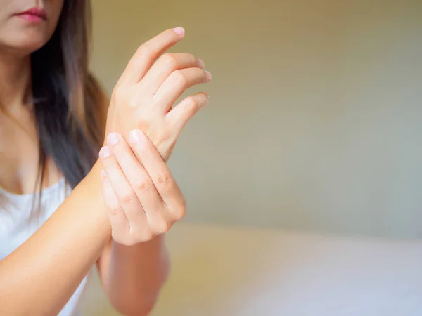 Closeup Jovem Mulher Com Mão Dolorosa Conceito Atenção Saúde — Fotografia de Stock
