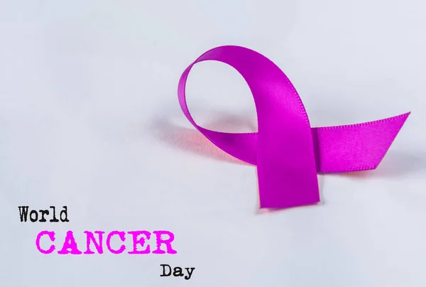 Ruban de sensibilisation CANCER violet sur fond blanc . — Photo