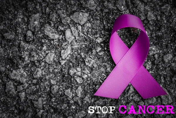 Sensibilisation au ruban violet sur fond sombre avec le mot STOP CANCER — Photo
