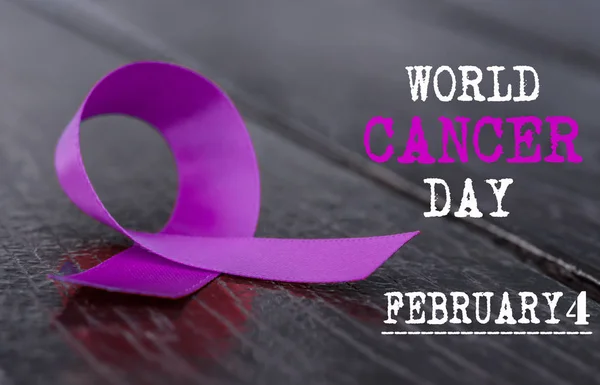 Campagne de sensibilisation au cancer. Ruban violet sur fond en bois — Photo