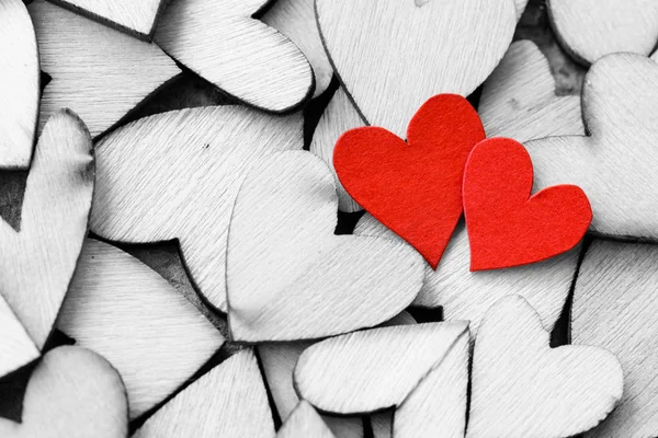 Вінтажний стиль з 2 червоних сердець з дерев'яними серцями — стокове фото