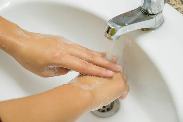 Closeup mulher lavar as mãos com sabão — Fotografia de Stock