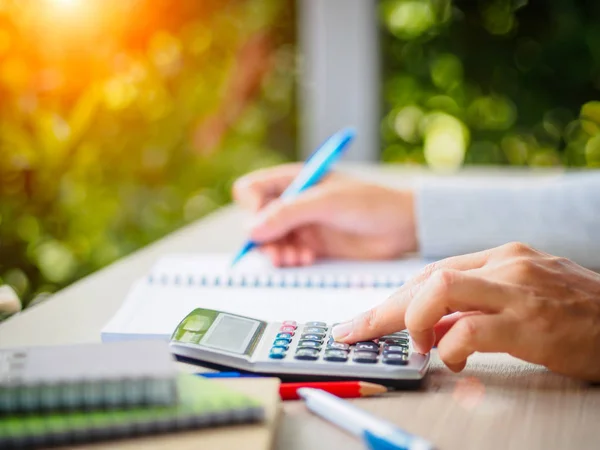 Mão mulher foco suave trabalhando com calculadora — Fotografia de Stock