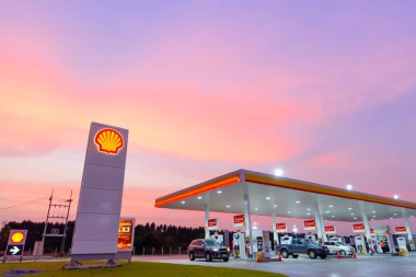 Shell benzin istasyonu mavi gökyüzü günbatımı sırasında arka plan.