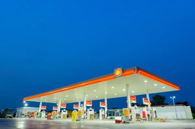 Shell benzin istasyonu mavi gökyüzü günbatımı sırasında arka plan. 