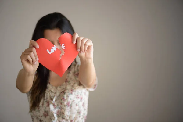 Vrouw met rode gebroken hart met liefde tekst. — Stockfoto