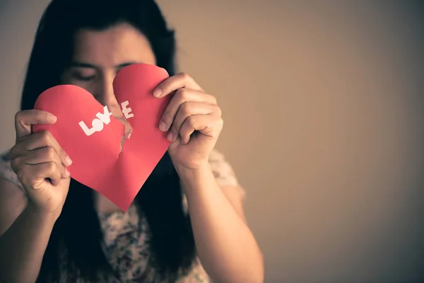 Vrouw met rode gebroken hart met liefde tekst. — Stockfoto