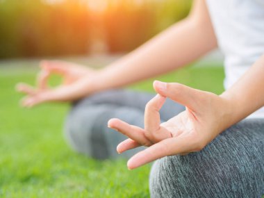 Doğa çevreleyen ile yumuşak odak arka planda Closeup kadın yoga parmak hareket eden eller. 