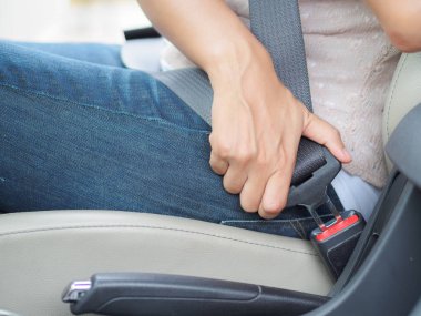 Emniyet kemeri Tespitleme arabada oturmuş portre kadın el. 