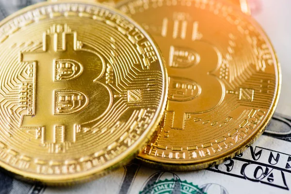 Monedas de oro bitcoin en nosotros billetes de dólares — Foto de Stock