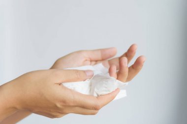 Ellerini beyaz kağıt mendil kullanarak temizlik kadın. 