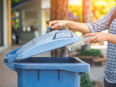 Portre portre kadın eli boş plastik su şişesi atma 
