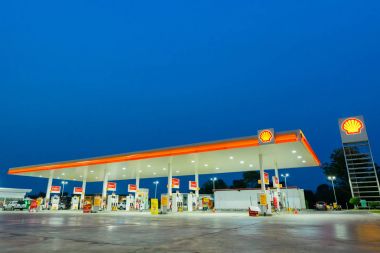 Shell benzin istasyonu mavi gökyüzü günbatımı sırasında arka plan.