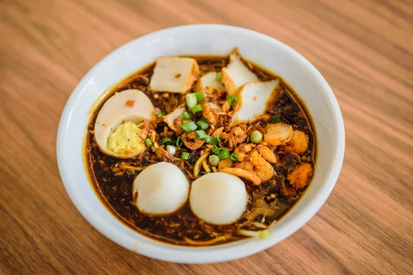 Vue de dessus des baguettes chinoises mangeant des nouilles, une célèbre soupe de cerise aux crevettes de Malaisie . — Photo
