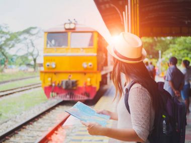 Closeup holding harita ve waitting tren için sırt çantası ile güzel bir kadın. 