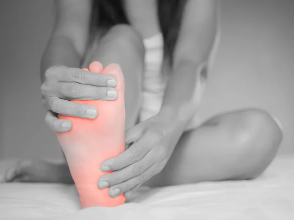 Dolor en el pie femenino blanco y negro, Concepto de atención médica . — Foto de Stock