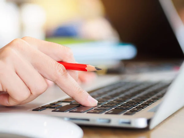 Closeup vrouw hand op haar laptop werken. — Stockfoto