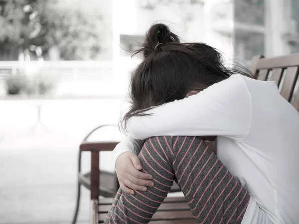 Triste e depressa bambina seduta sulla sedia — Foto Stock