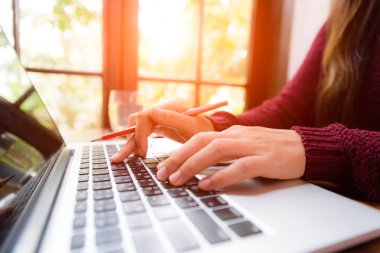 Yumuşak odak portre kadın el üstünde onu laptop çalışma. 