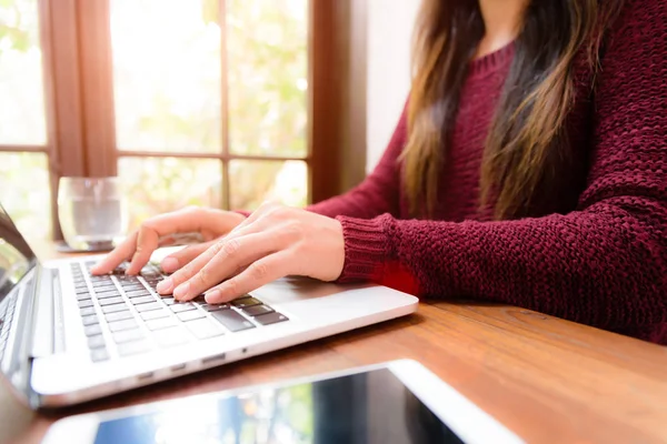 М'який фокус Крупним планом жінка рука працює на її ноутбуці . — стокове фото