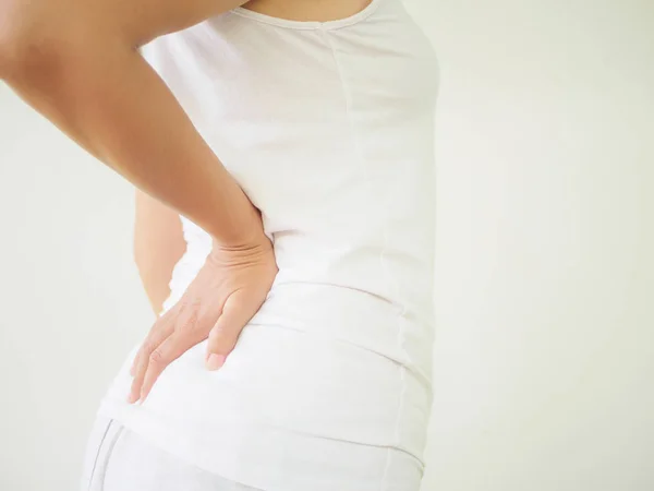 Крупним планом жінка має біль у пошкодженні спини . — стокове фото