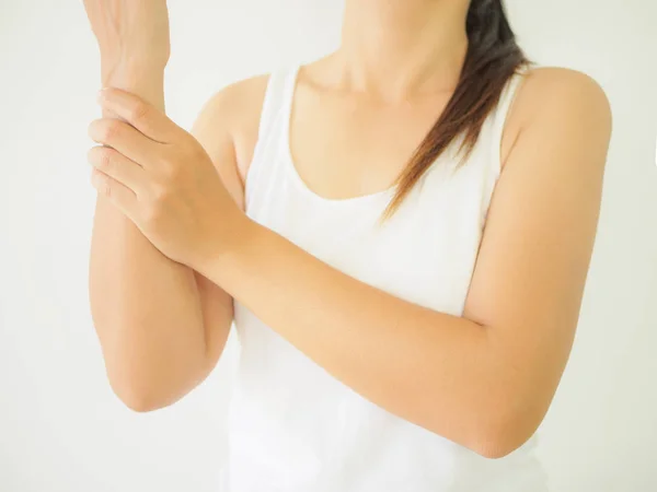 Gros plan jeune femme tenant son poignet symptomatique Syndrome de bureau — Photo