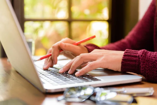 Мягкий фокус Рука крупным планом женщина работает на своем ноутбуке . — стоковое фото