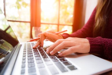 Yumuşak odak portre kadın el üstünde onu laptop çalışma. 