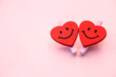 İki kırmızı kalp gülümseme duygu ile. Aşk ve Sevgililer günü kavramı.