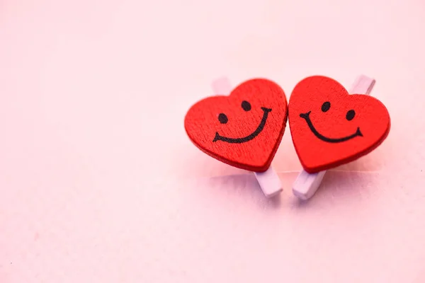 Дві червоні серця з посмішкою емоцій. Любов і день Святого Валентина концепції. — стокове фото