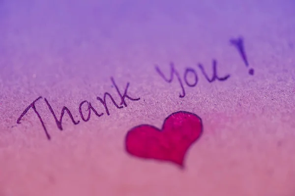 Messaggio di ringraziamento con cuore rosso su carta marrone . — Foto Stock