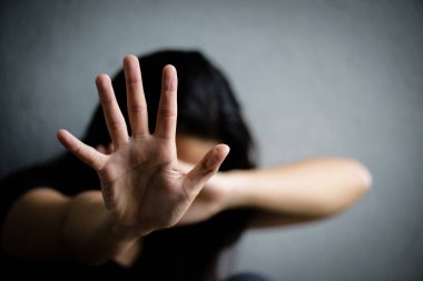 Kadın el işareti şiddet kötüye durdurmak için
