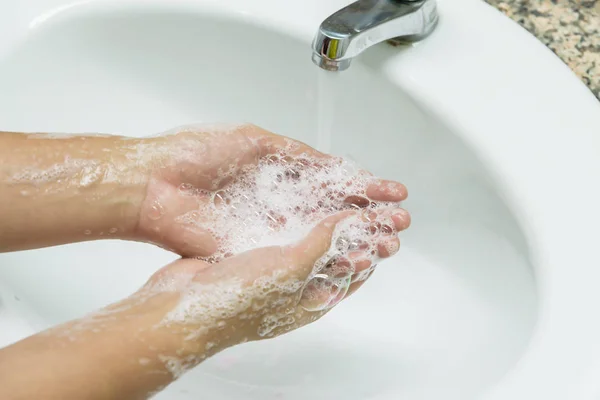 Foco seletivo da mulher lavando as mãos com sabão — Fotografia de Stock