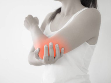 Yaralı dirseğinde ağrı olan bir kadın var.. 