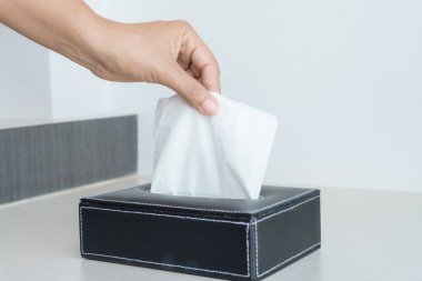 Kadın beyaz toplama el doku kağıt mendil kutusu.