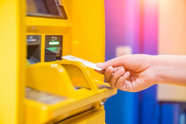 Рука крупным планом вставляет дебетовую карту в банкомат . — стоковое фото