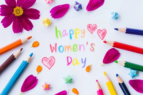 컬러 드로잉 행복 한 여성의 날 종이 스타와 흰 종이에 연필 여자 날 개념. — 스톡 사진