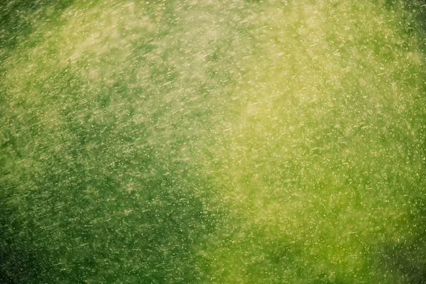 Salpicos abstratos e textura de água branca, chuva ou neve no fundo verde escuro . — Fotografia de Stock