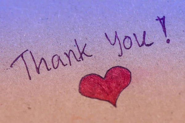 Messaggio di ringraziamento con cuore rosso su carta marrone. Concezione riconoscente — Foto Stock