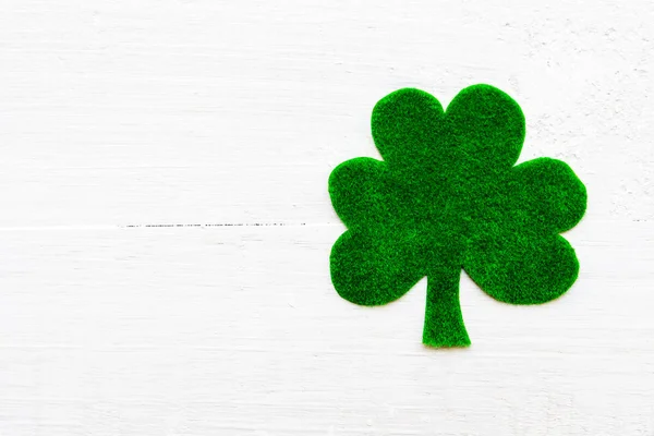 Happy st patricks day message auf grünem Papierklee und weißem Holzhintergrund — Stockfoto