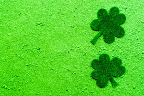 Happy St Patricks Day mensagem sobre trevo de papel verde e fundo de madeira branco — Fotografia de Stock