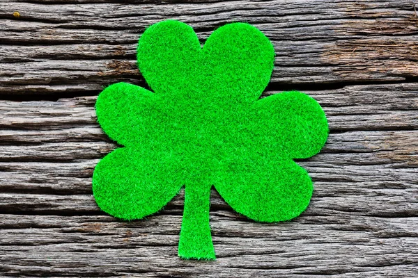Šťastná zpráva St Patricks Day na zelená kniha jetel a bílé dřevěné pozadí — Stock fotografie