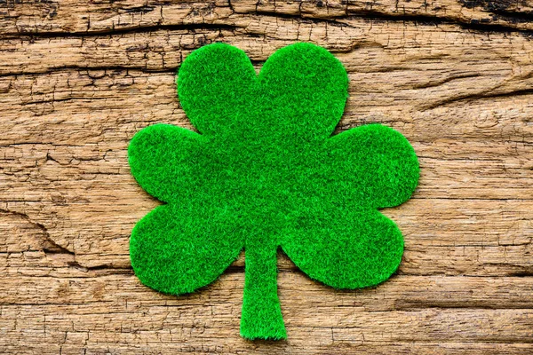 Yeşil kağıt yonca ve Beyaz ahşap zemin üzerinde mutlu St Patricks Günü mesajı — Stok fotoğraf