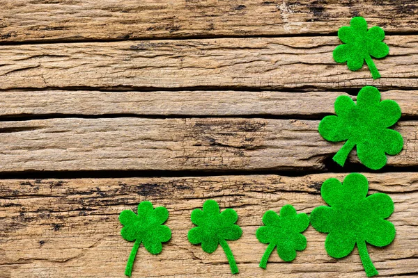 Yeşil kağıt yonca ve Beyaz ahşap zemin üzerinde mutlu St Patricks Günü mesajı — Stok fotoğraf